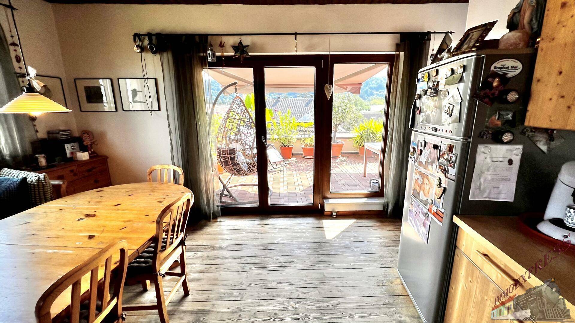 Wohnküche mit Blick auf die Terrasse