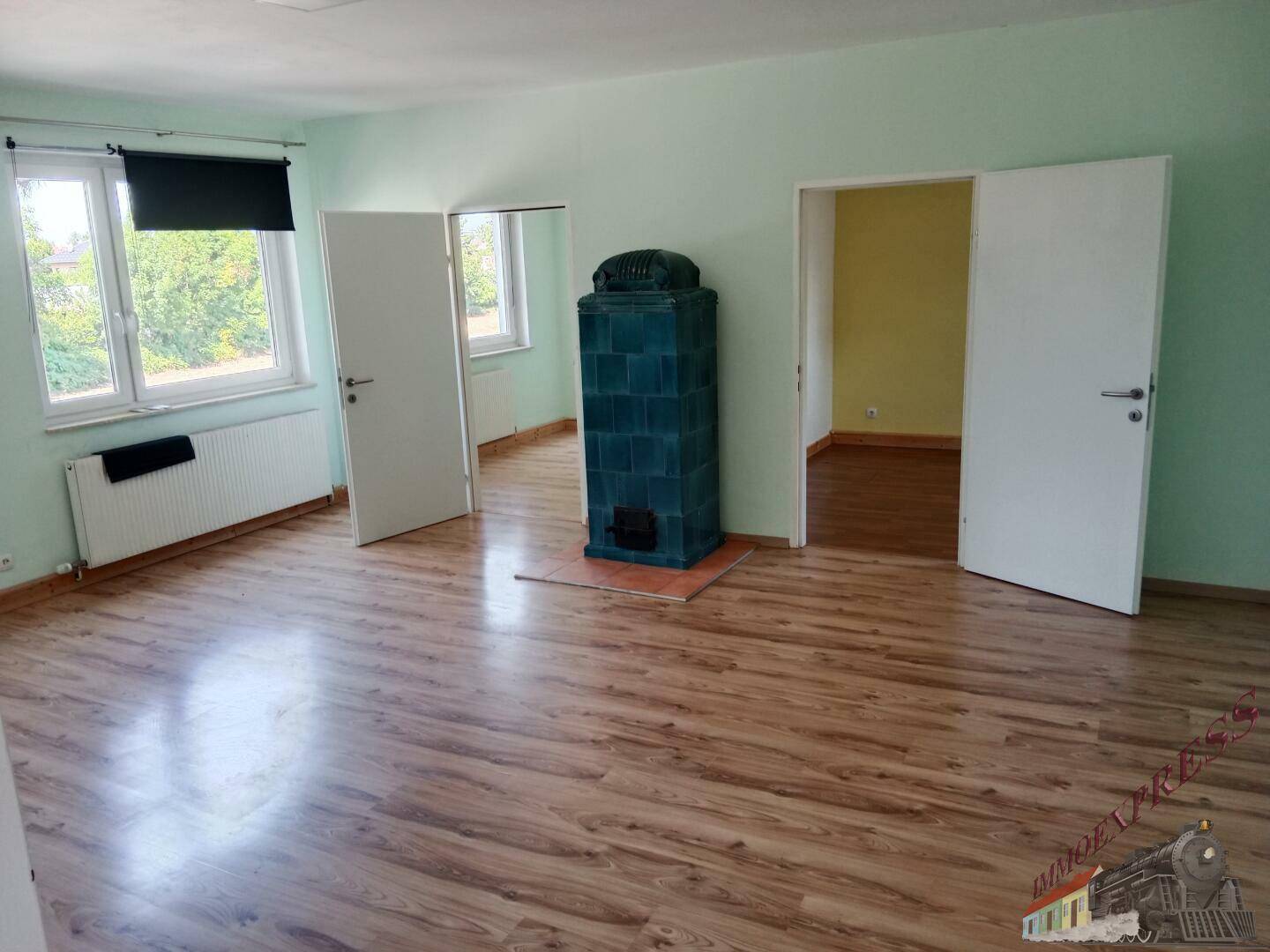 großes Wohnzimmer mit funktionstüchtigen Kachelofen