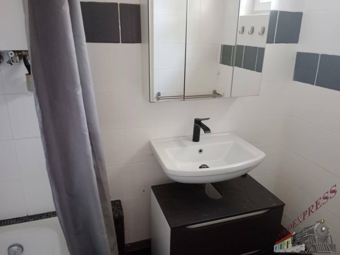 Bad mit Wanne und Fenster