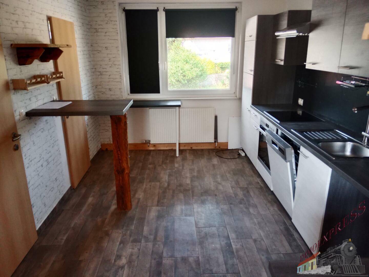 perfekte Wohnküche mit Speis und allen Geräten