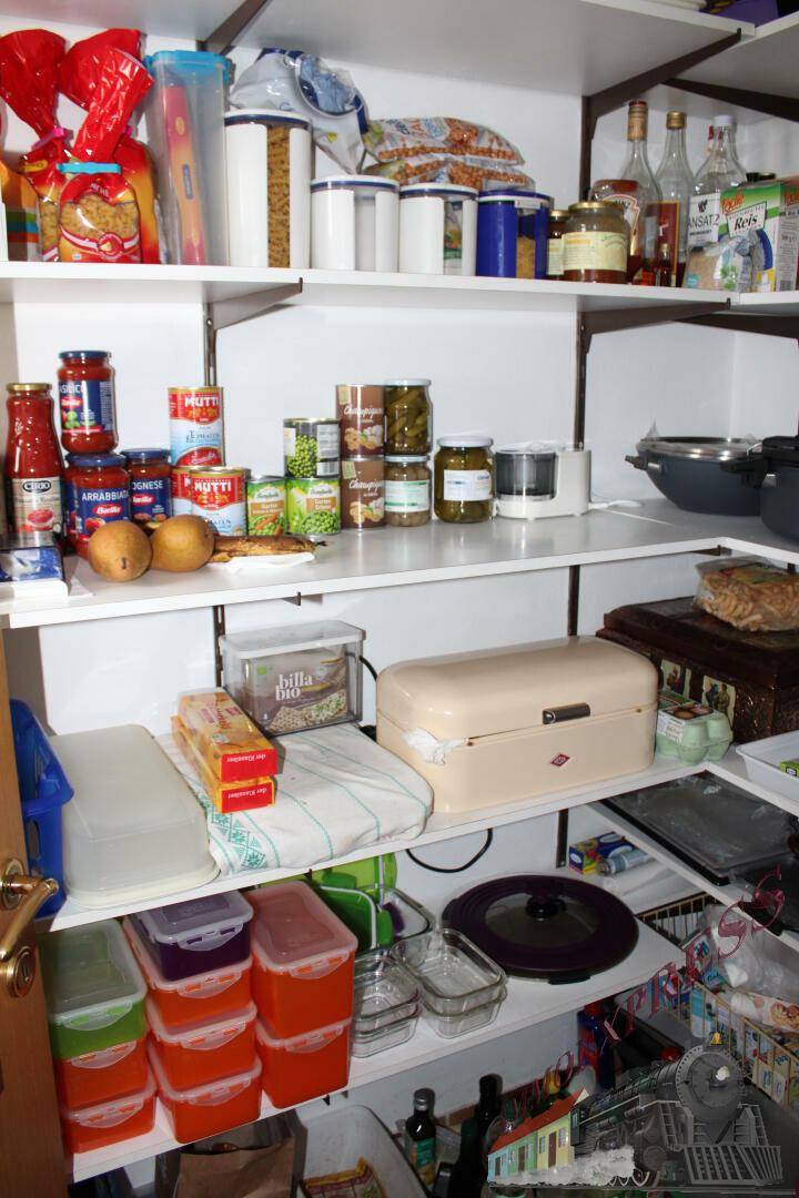 Detailansicht der Regale in der Speisekammer mit verschiedenen Lebensmitteln und Küchenutensilien.