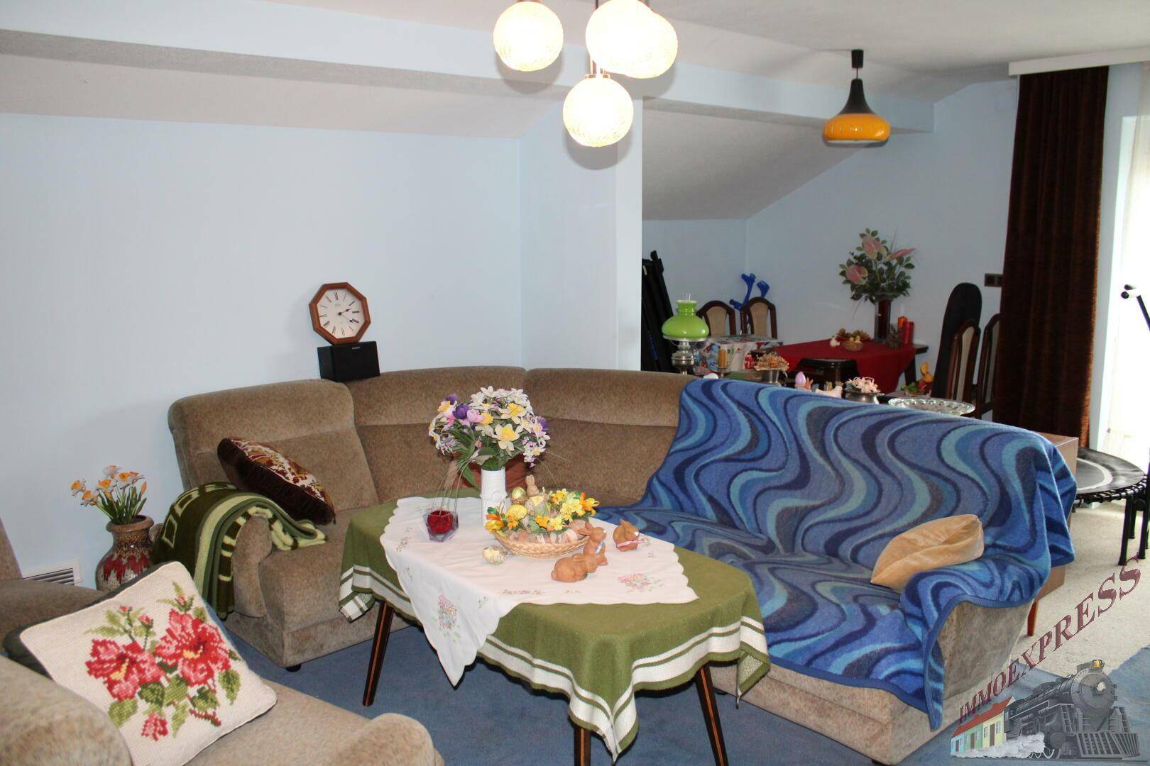 Offener Wohn- und Essbereich im Dachgeschoss mit gemütlichen Sitzgelegenheiten.