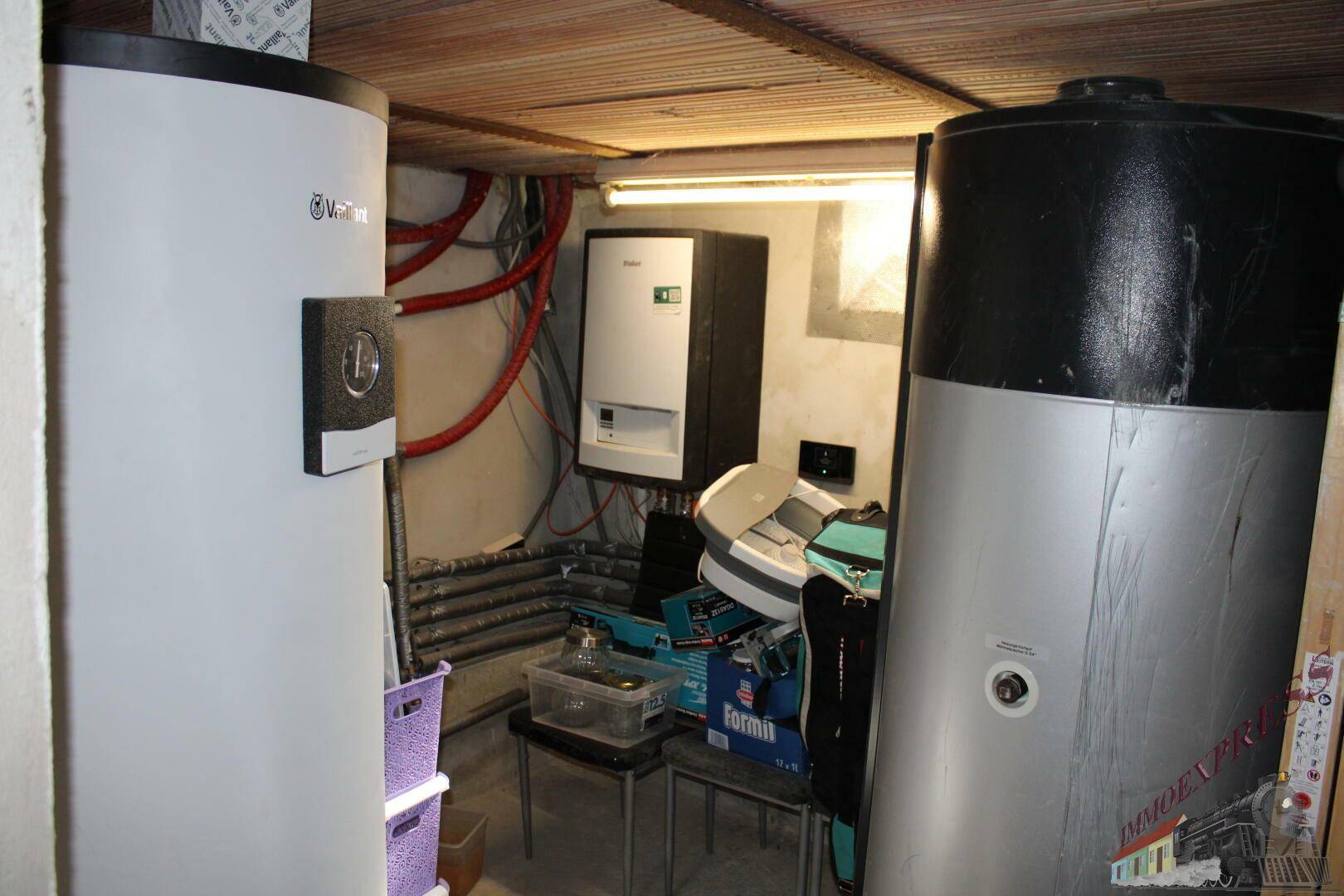 Heizungsraum mit Warmwasserspeichern und moderner Heizungsanlage.