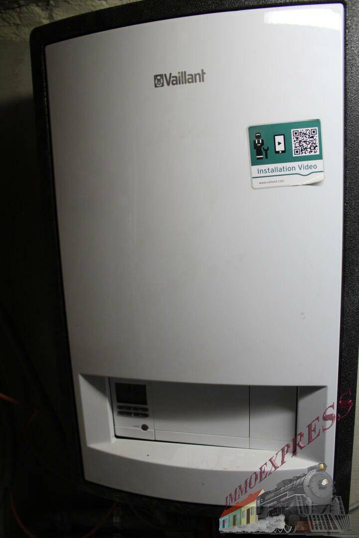 Vaillant Heizungsanlage mit Installationsvideo-QR-Code.