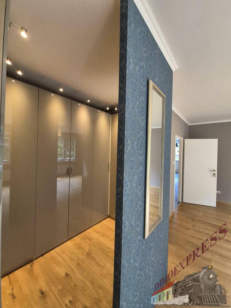 Begehbarer Kleiderschrank im Schlafzimmer