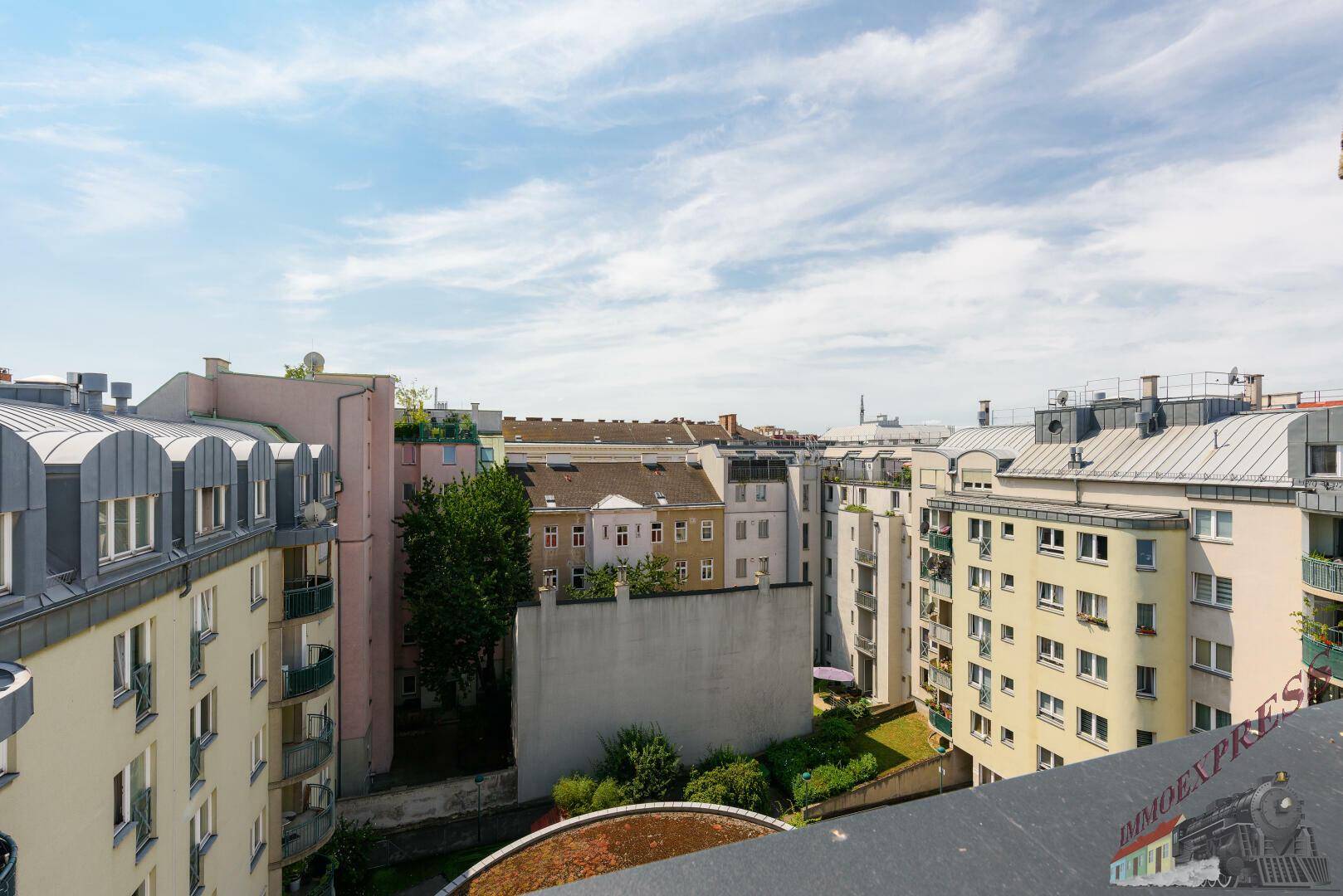 Panoramablick von der Dachterrasse über die Dächer und Innenhöfe der Stadt.
