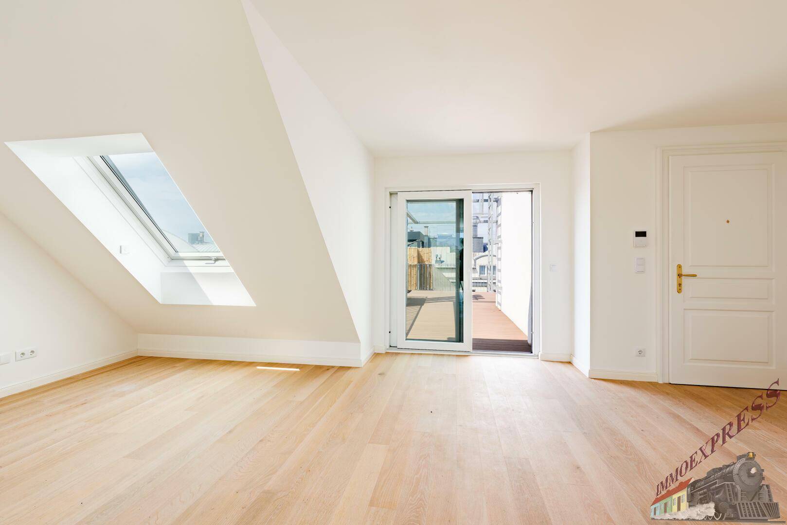 Lichtdurchfluteter Wohnbereich mit Holzboden, Dachfenster und Zugang zur Dachterrasse.
