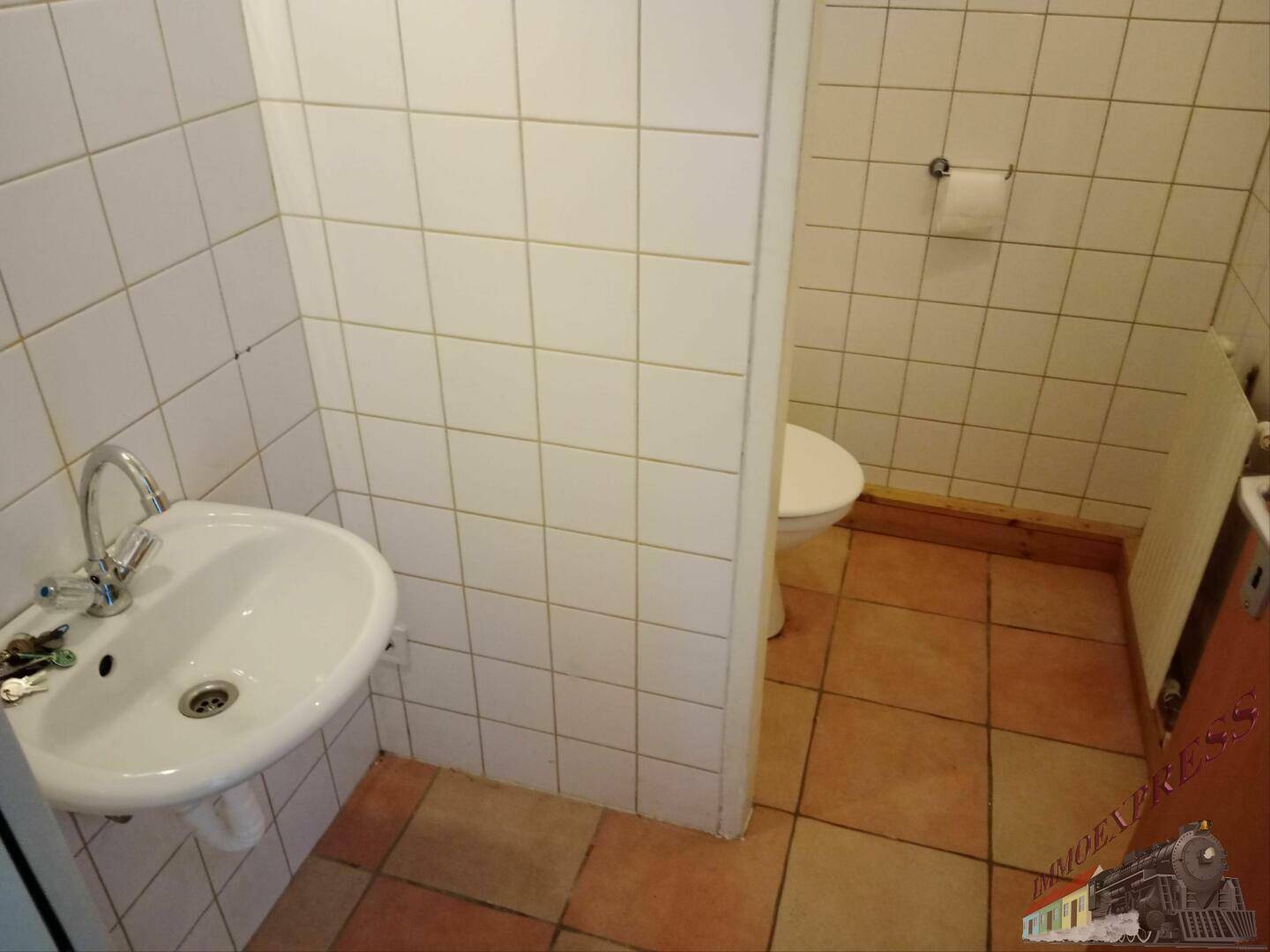 Toilette extra mit Handwaschbecken