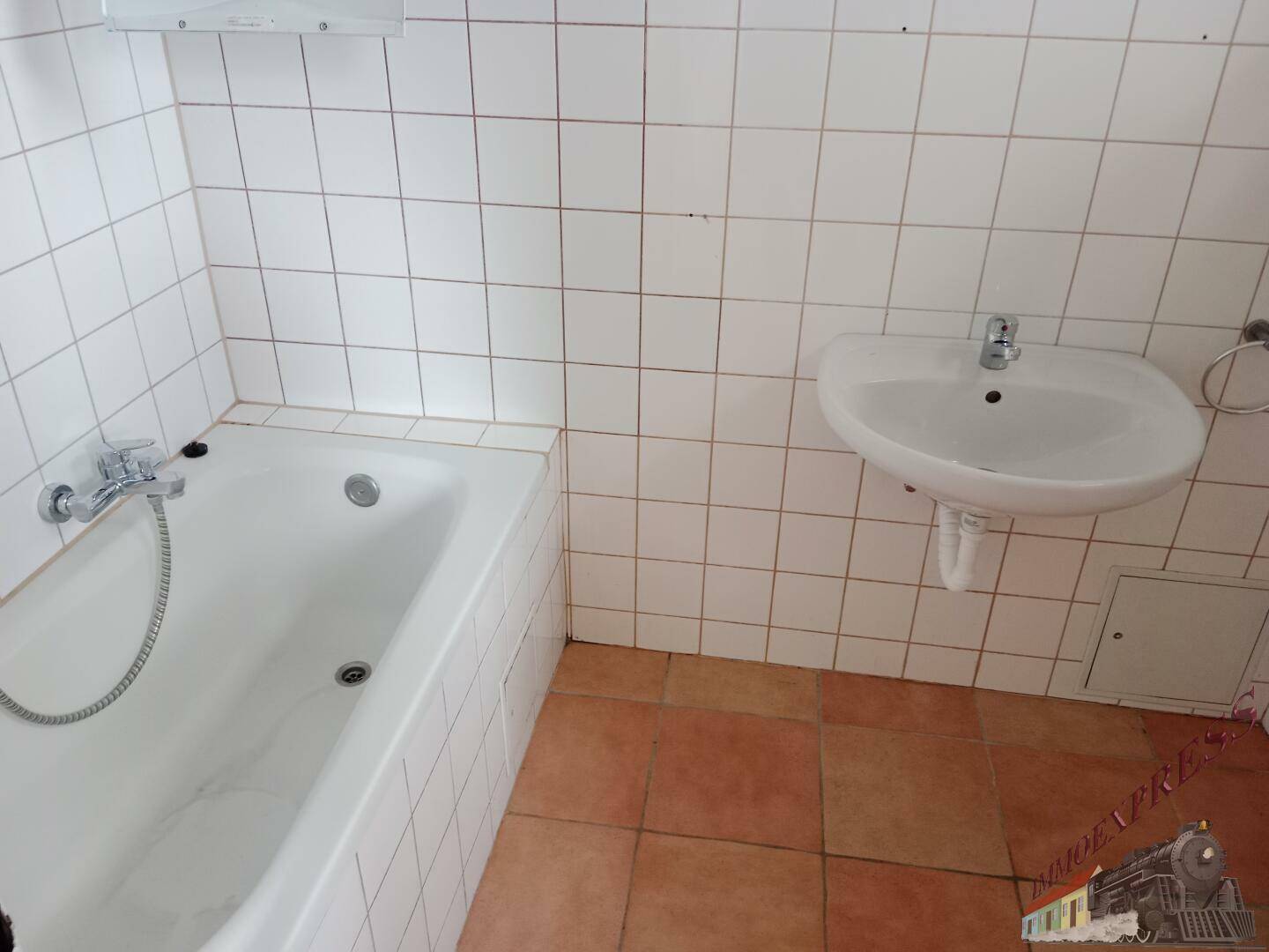 Bad mit kleiner Wanne und Fenster
