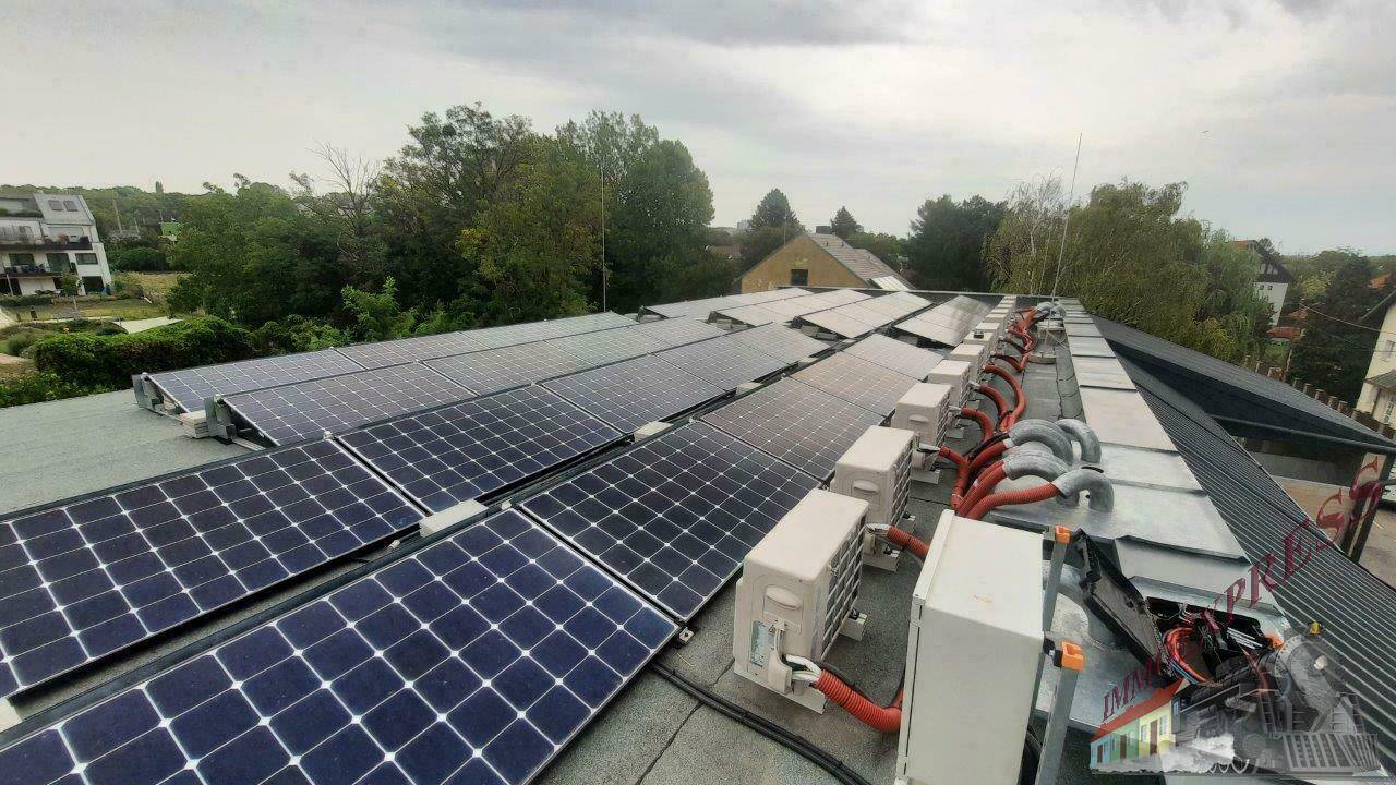Dachansicht mit zahlreichen Photovoltaikmodulen und Klimaanlagen für nachhaltige Energie.