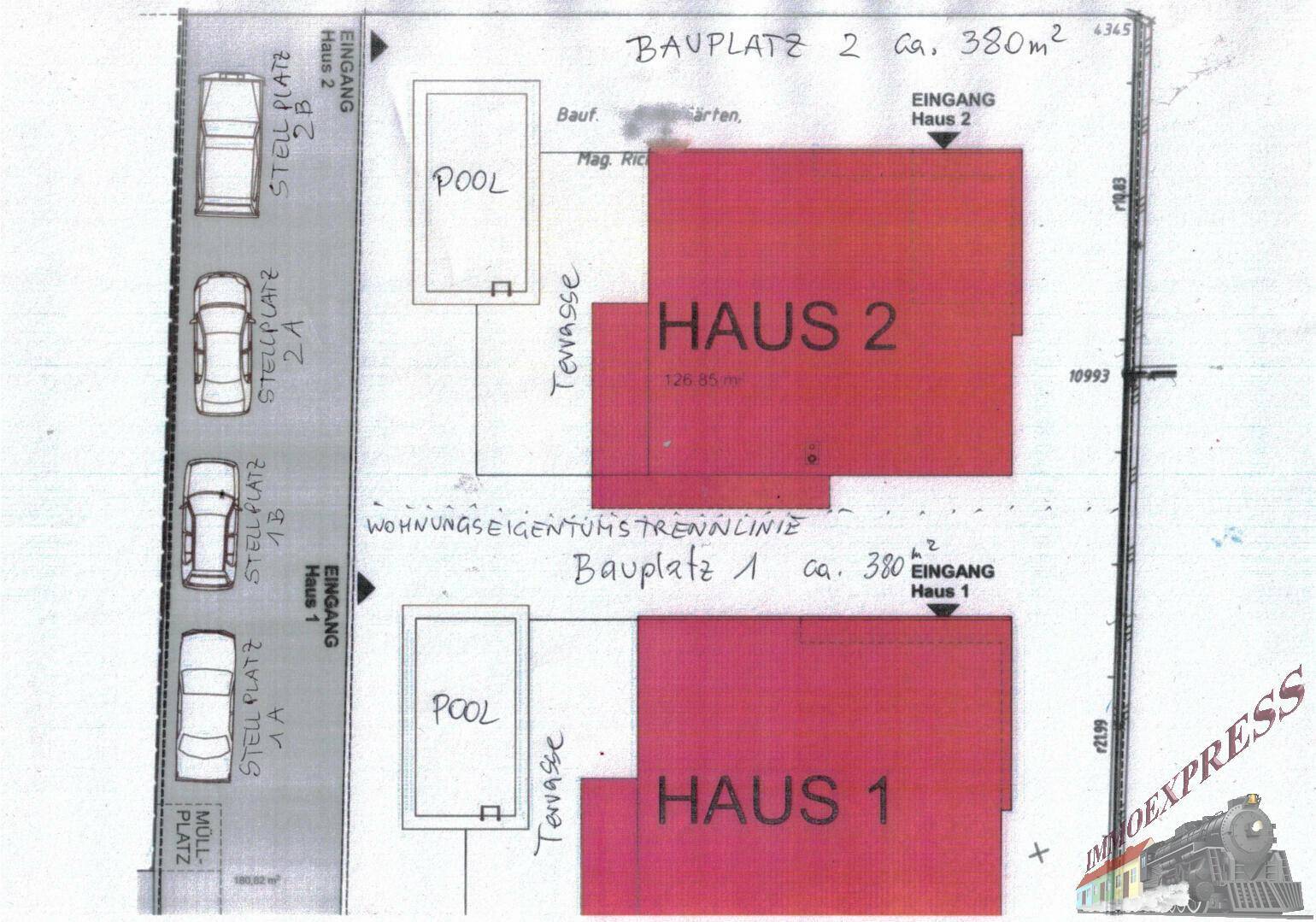 Grundrisszeichnung mit zwei geplanten Häusern, Terrassen, Pools und Stellplätzen für die Bebauung.