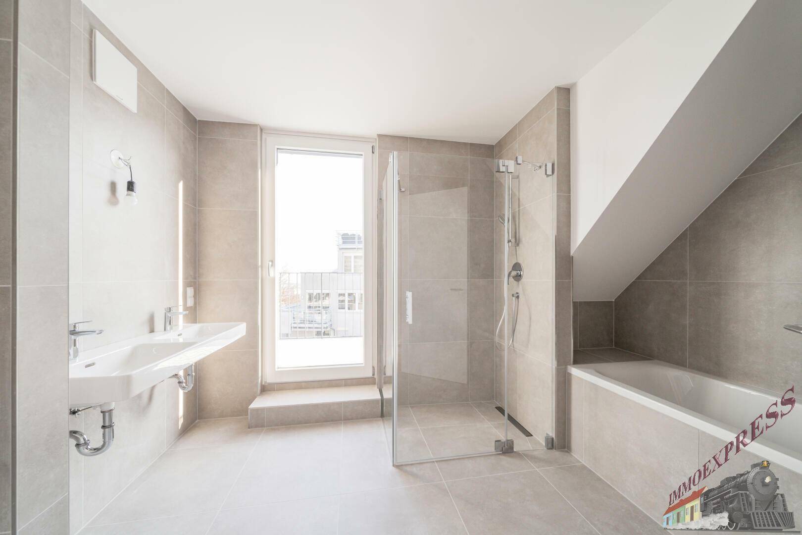 Modernes Badezimmer mit Doppelwaschbecken, Dusche, Badewanne und Zugang nach draußen.
