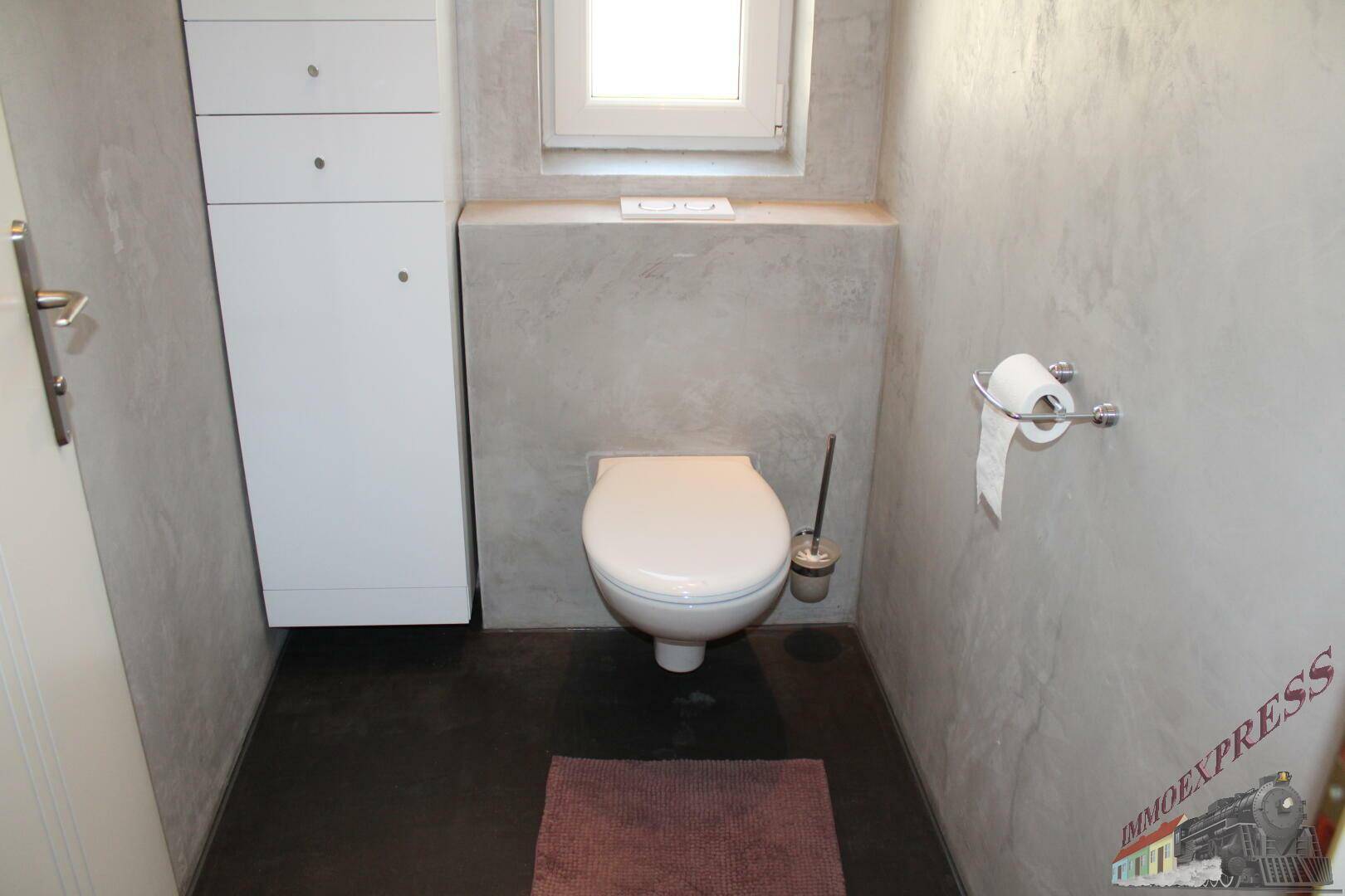 Moderne Gästetoilette mit grauen Wänden, wandhängendem WC und Fenster.