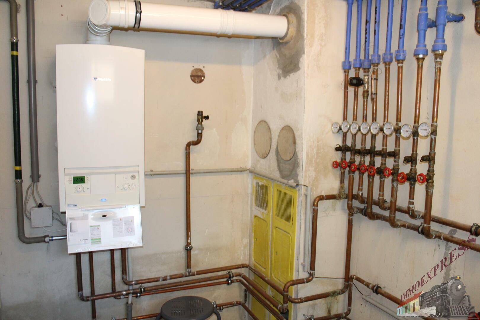 Heizungsanlage mit Gastherme und umfangreicher Rohrverlegung.