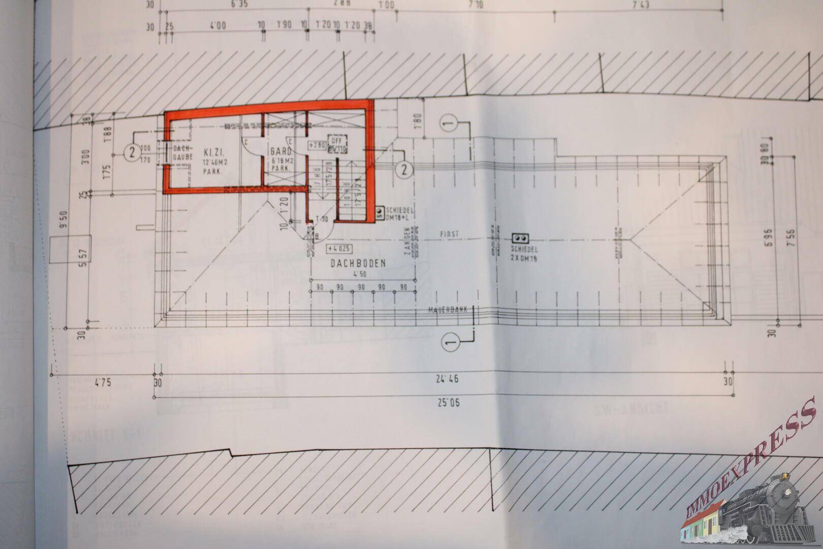 Grundriss des Dachgeschosses mit Dachboden und Abstellraum.