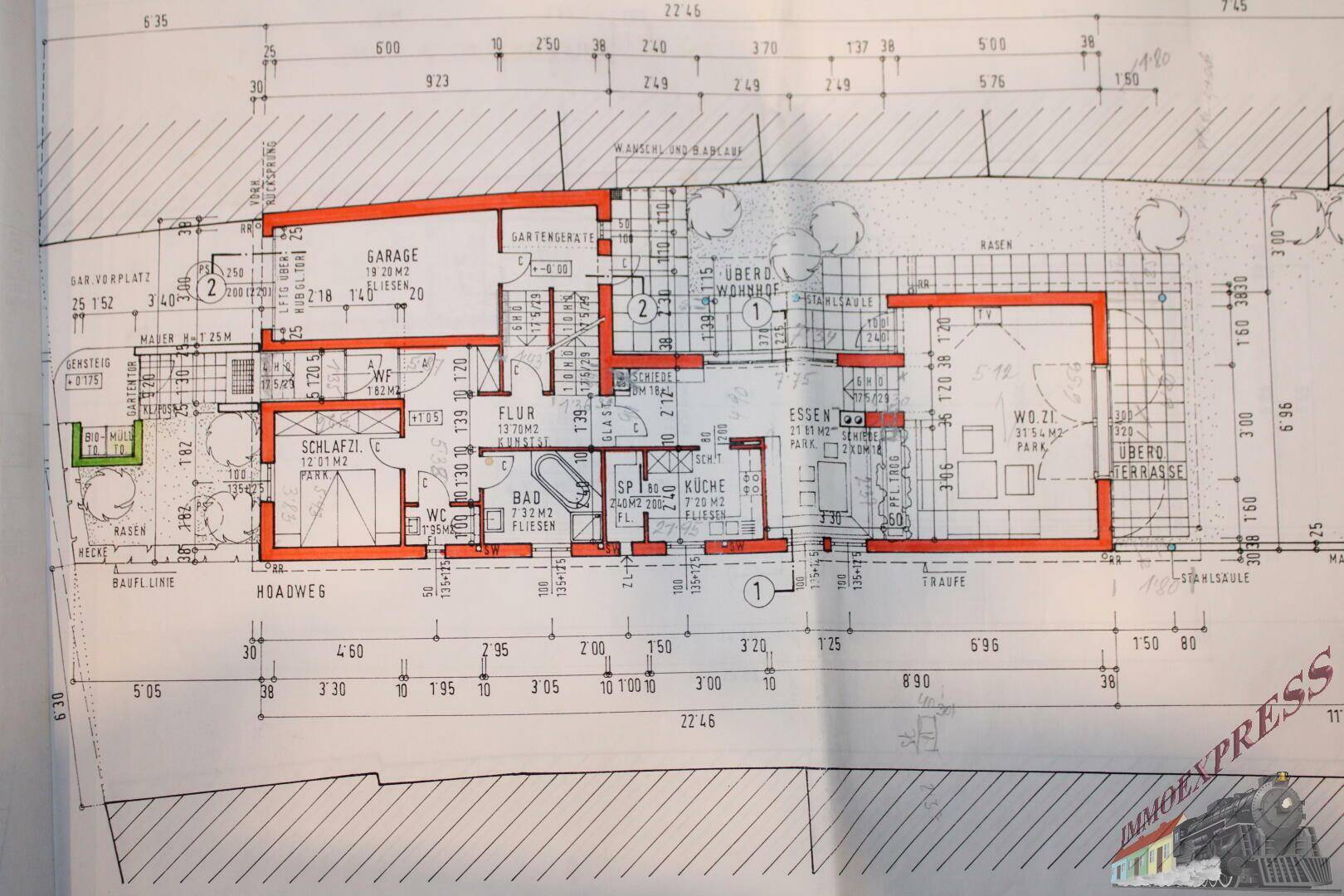 Grundriss des Erdgeschosses mit Wohnzimmer, Küche und Garage.