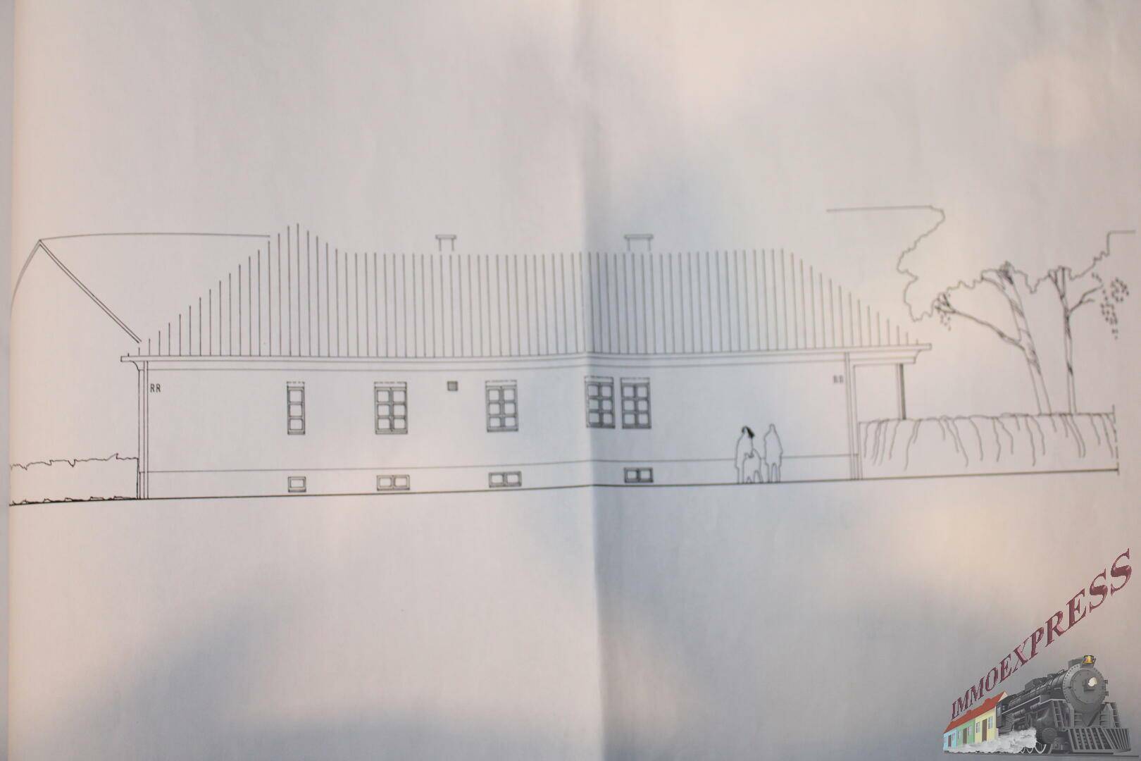 Seitenansicht des Gebäudes mit Fenstern und Dachlinie.