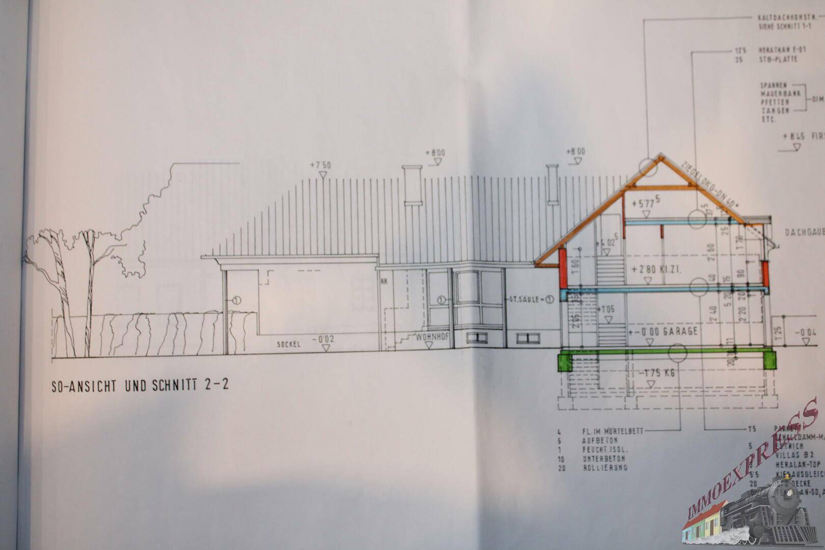 Schnittansicht des Gebäudes mit Garage und Dachkonstruktion.