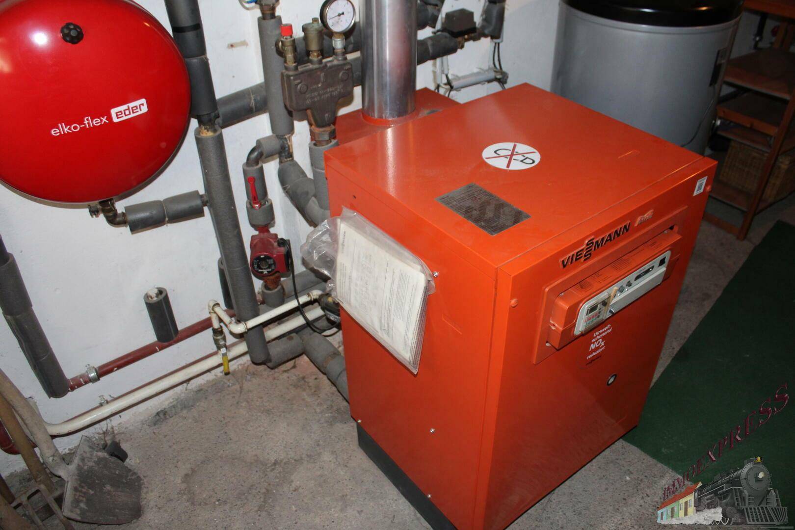 Detailansicht der Heizungsanlage im Keller mit Viessmann-Kessel und zugehörigen Leitungen.