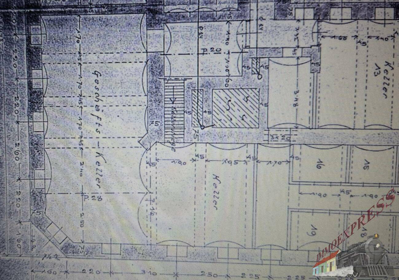 Historischer Grundrissplan zeigt Kellerbereiche und Geschäftsräume mit detaillierten Maßen und Treppenaufgängen.
