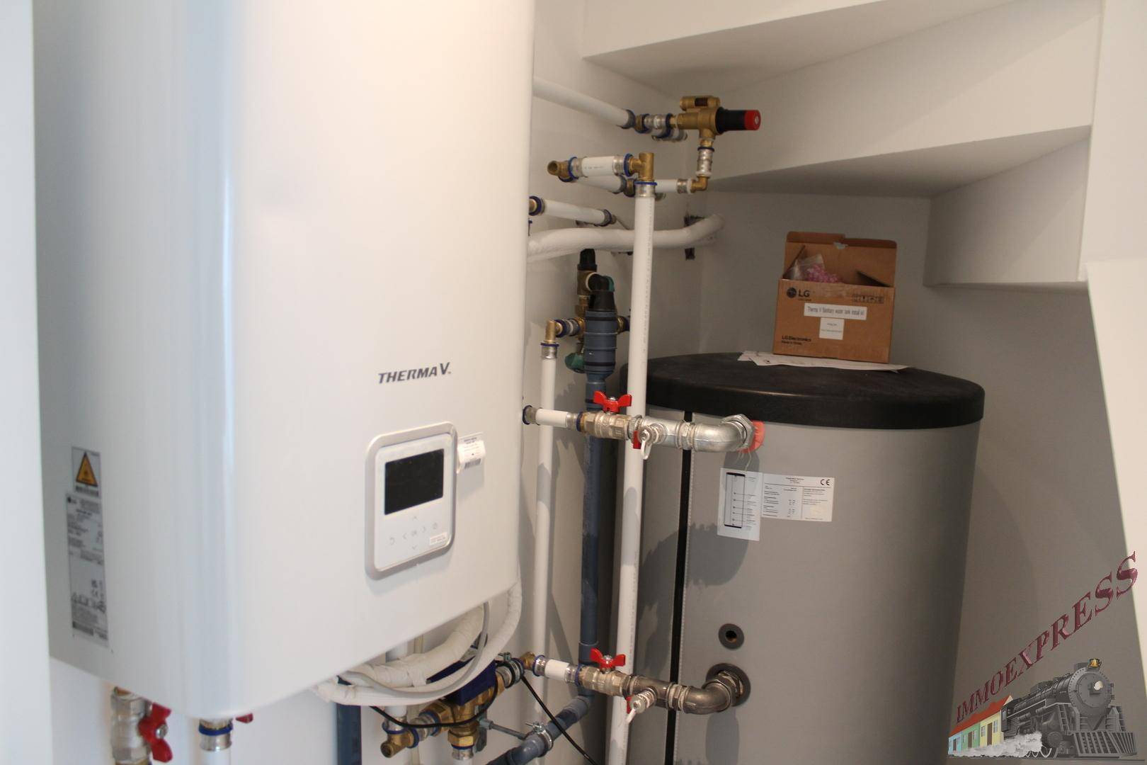 Technikraum mit moderner Heizungsanlage und Warmwasserspeicher.