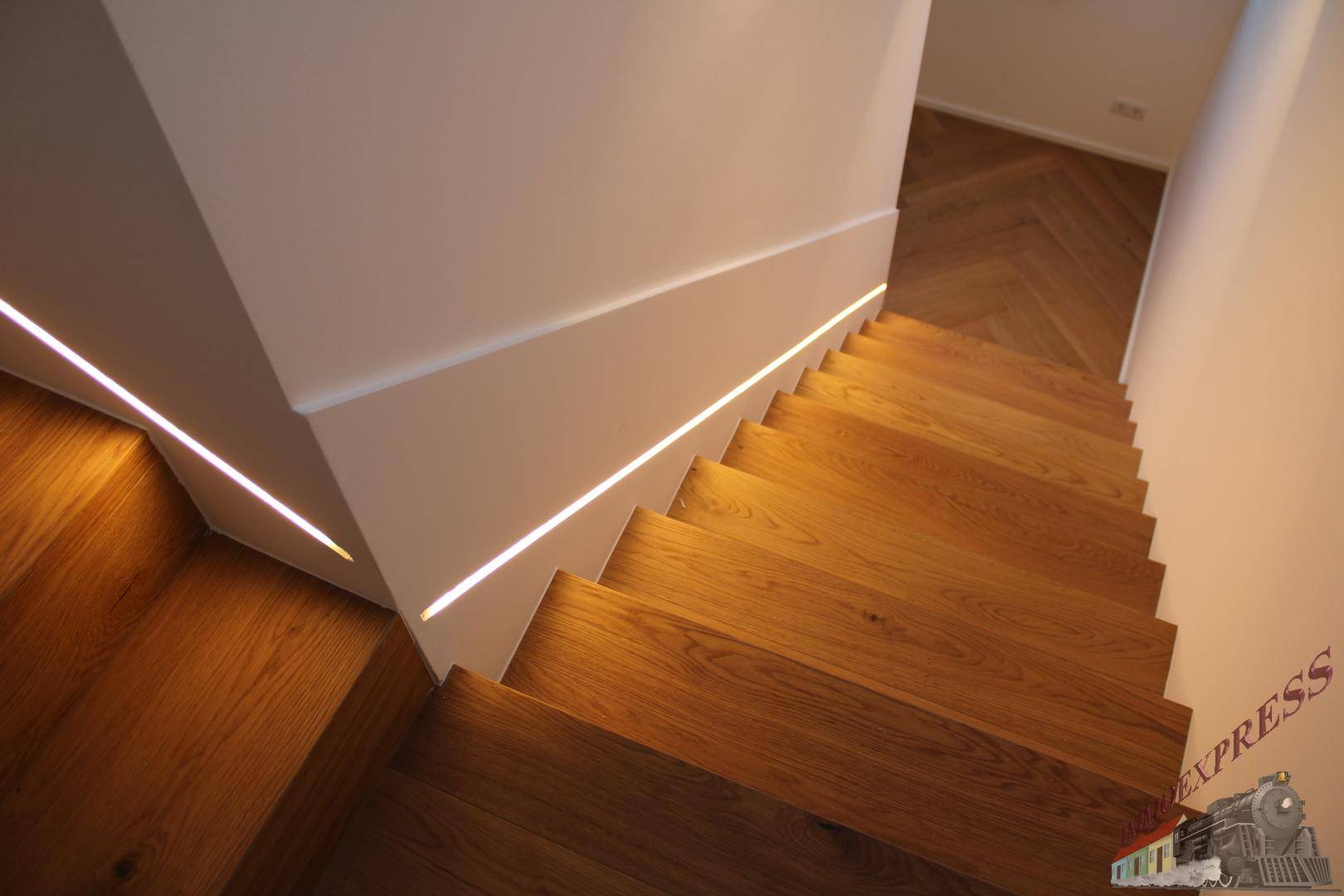 Elegante Holztreppe mit integrierter Beleuchtung und modernem Design.