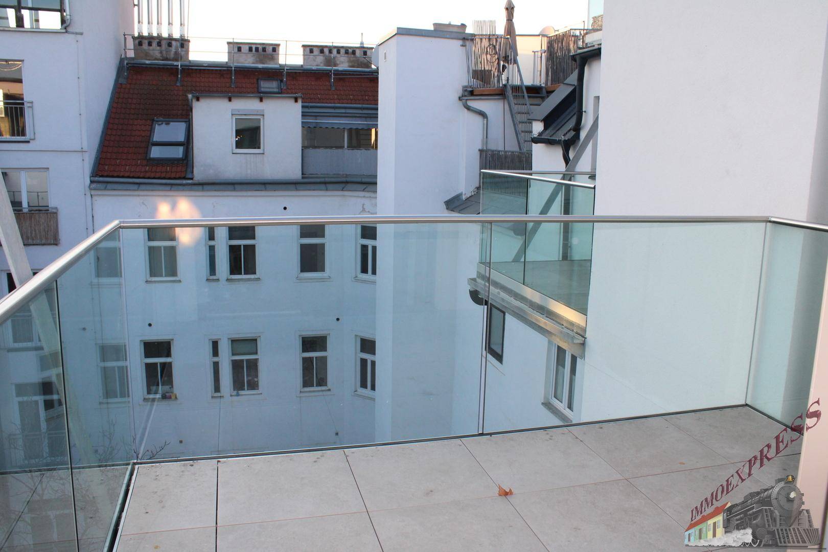 Gut gelegene Dachgeschosswohnung im 9. Bezirk mit Balkon und Terrasse – další