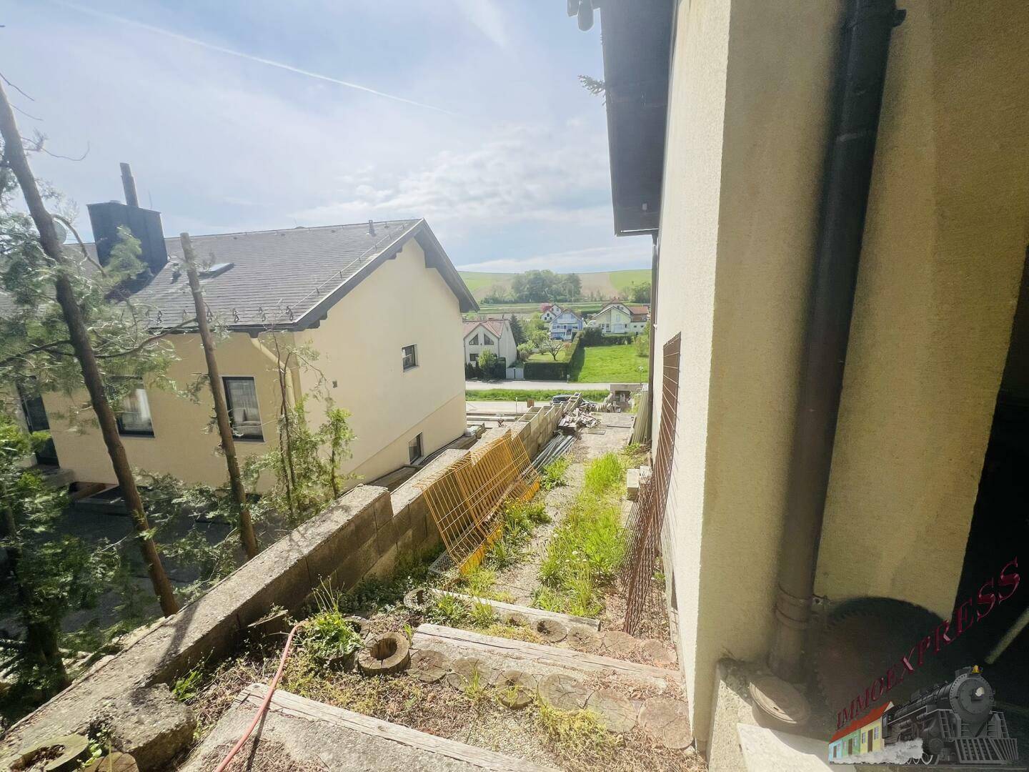 Außentreppe führt zu einem Gebäude mit Blick auf die ländliche Umgebung.