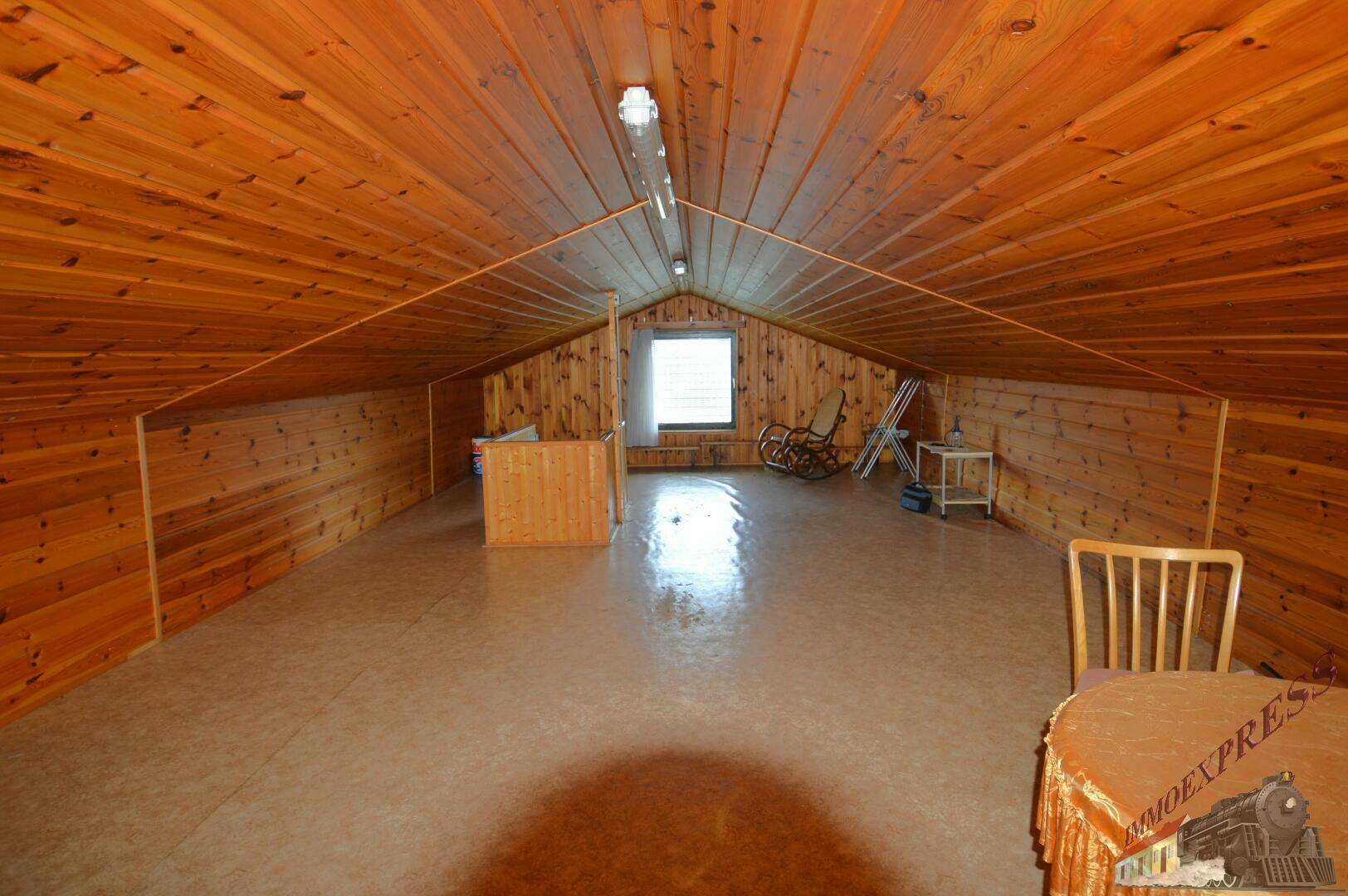 Geräumiger Dachboden mit Holzvertäfelung und viel Stauraum.