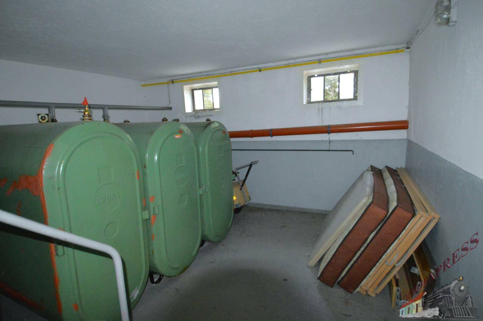 Lagerraum im Keller mit Öltanks und kleinen Fenstern für Belüftung.