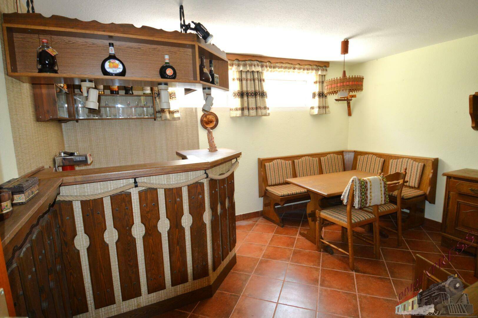 Gemütlicher Hobbyraum im Keller mit Bar, Sitzecke und rustikalem Charme.