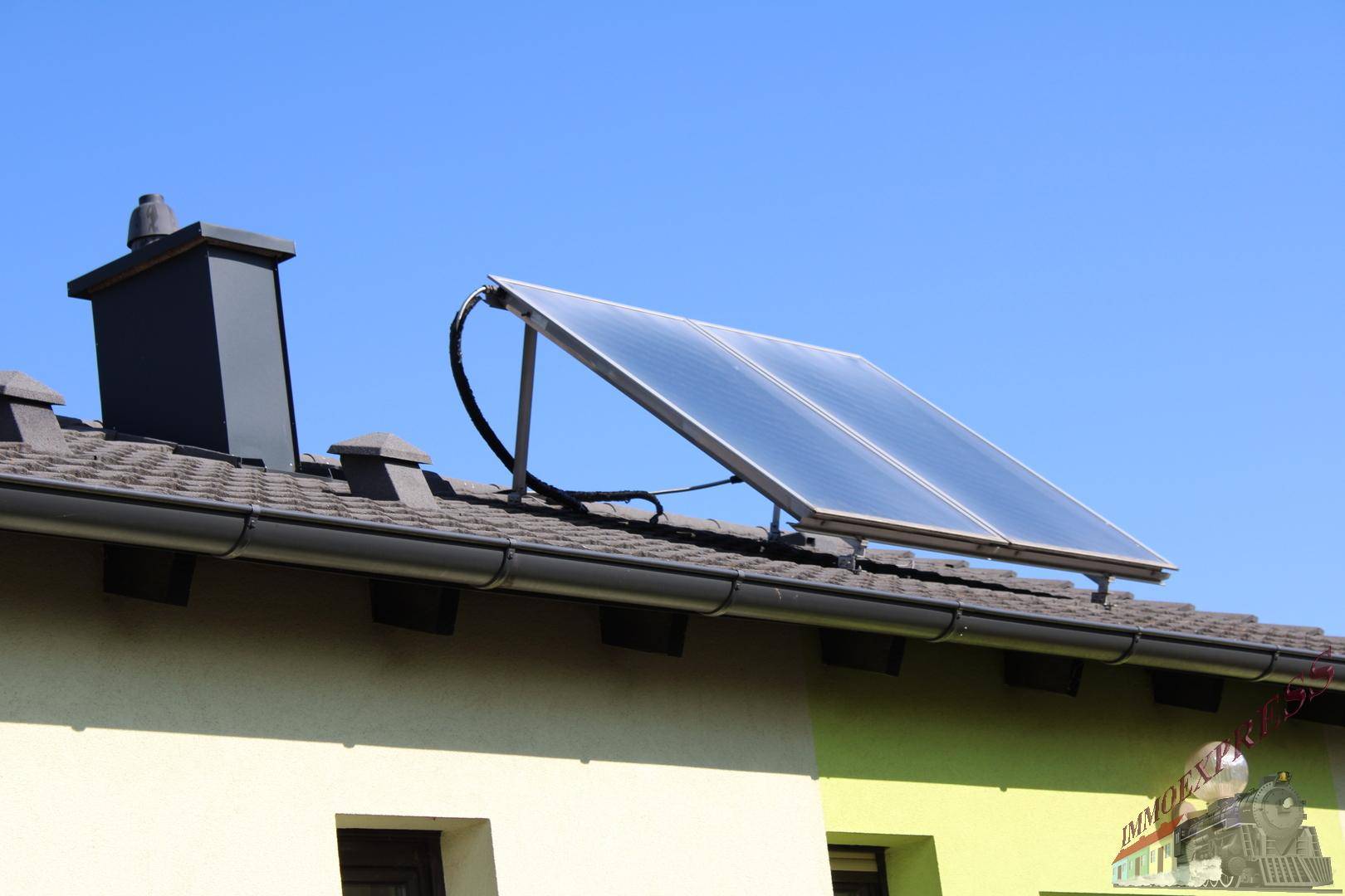 Dach des Hauses mit installierten Solarkollektoren für Warmwasserbereitung.