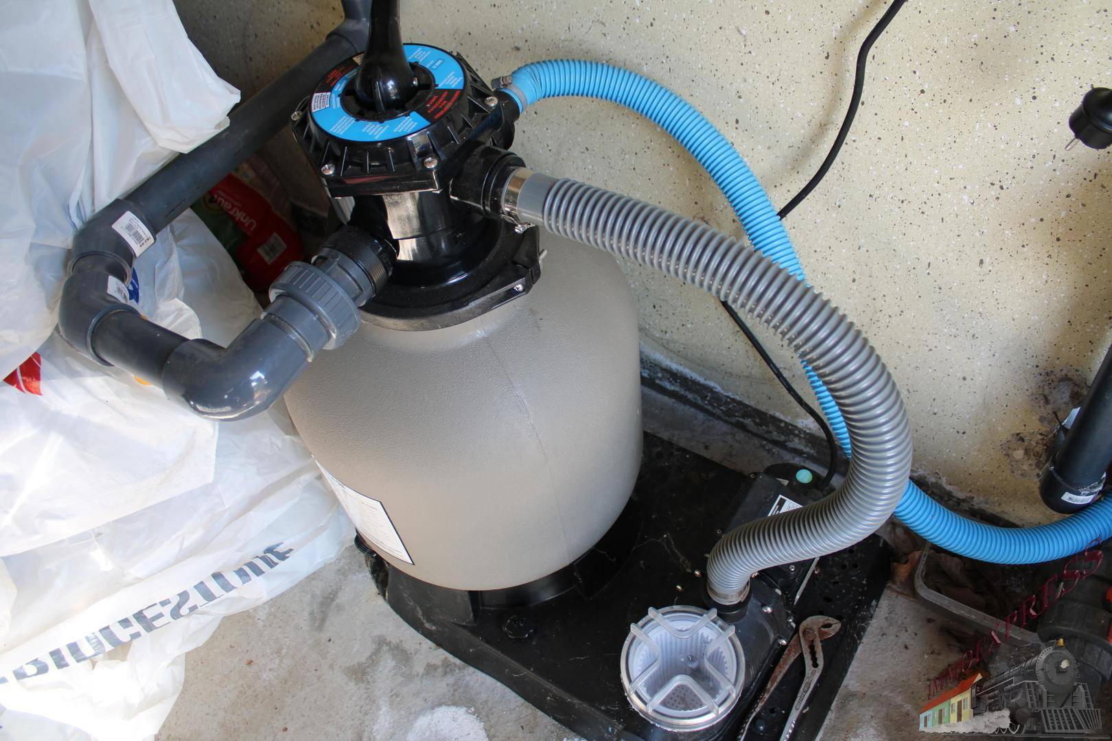 Technikraum mit Poolfilteranlage und Pumpen für die Wasseraufbereitung.