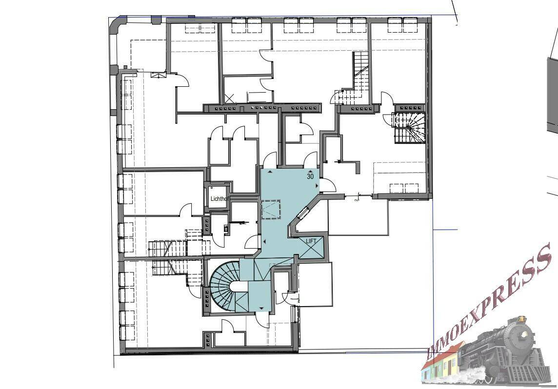 Grundriss des Erdgeschosses mit Treppenhaus und Aufzug, zeigt die allgemeine Gebäudestruktur.