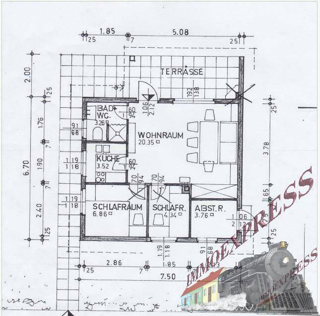 Grundriss des Erdgeschosses mit Wohnraum, Küche, Bad und Terrasse.
