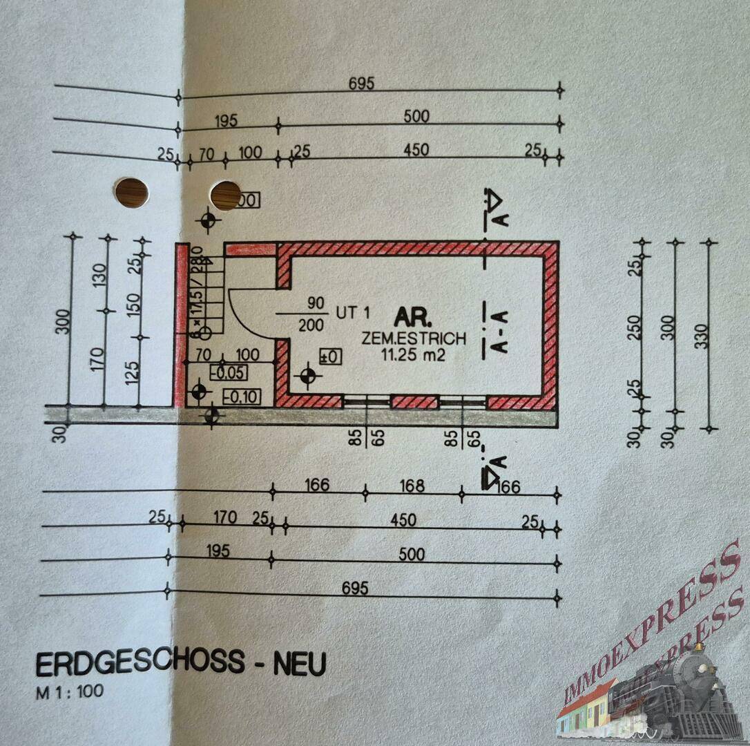 Grundriss des Erdgeschosses mit Abstellraum und Maßen.