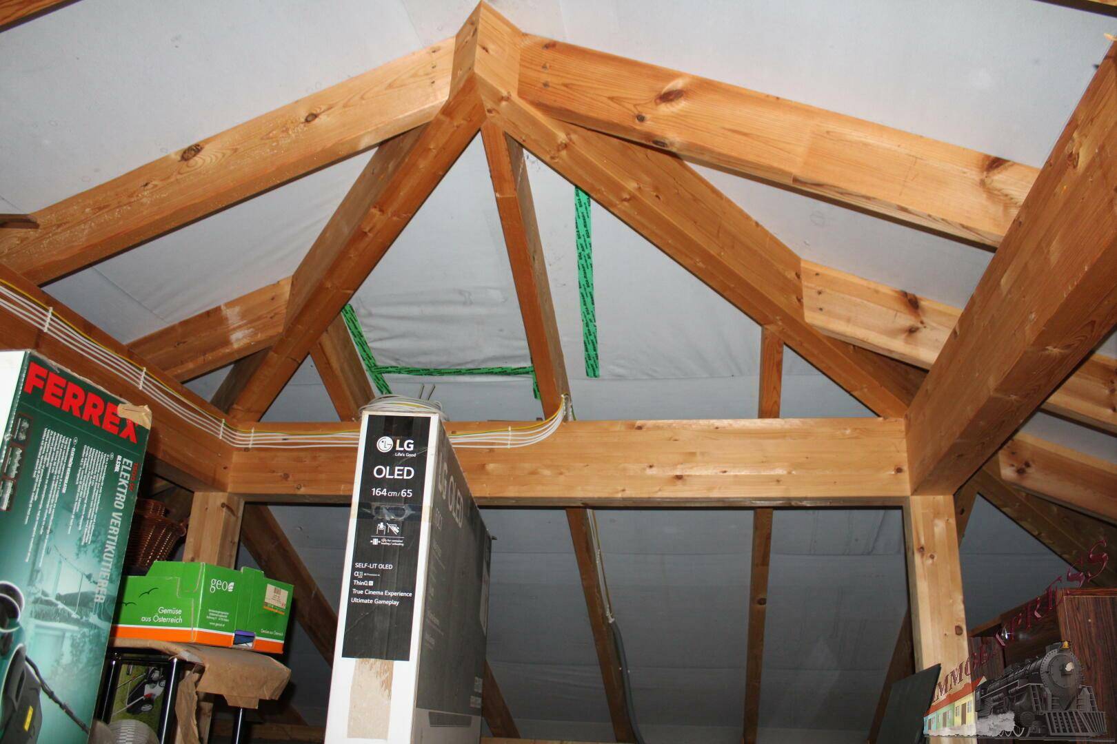 Dachboden mit sichtbaren Holzbalken und Dachschrägen, bietet Stauraum und Ausbaupotenzial.