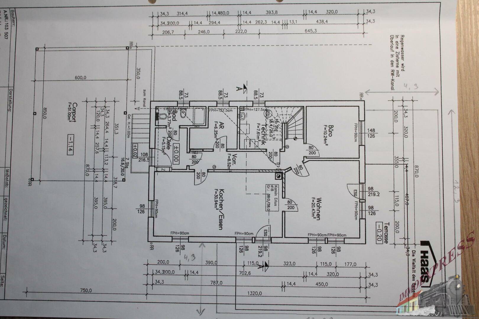 Grundriss des Erdgeschosses mit offenem Wohnbereich, Küche, Büro und Terrasse.