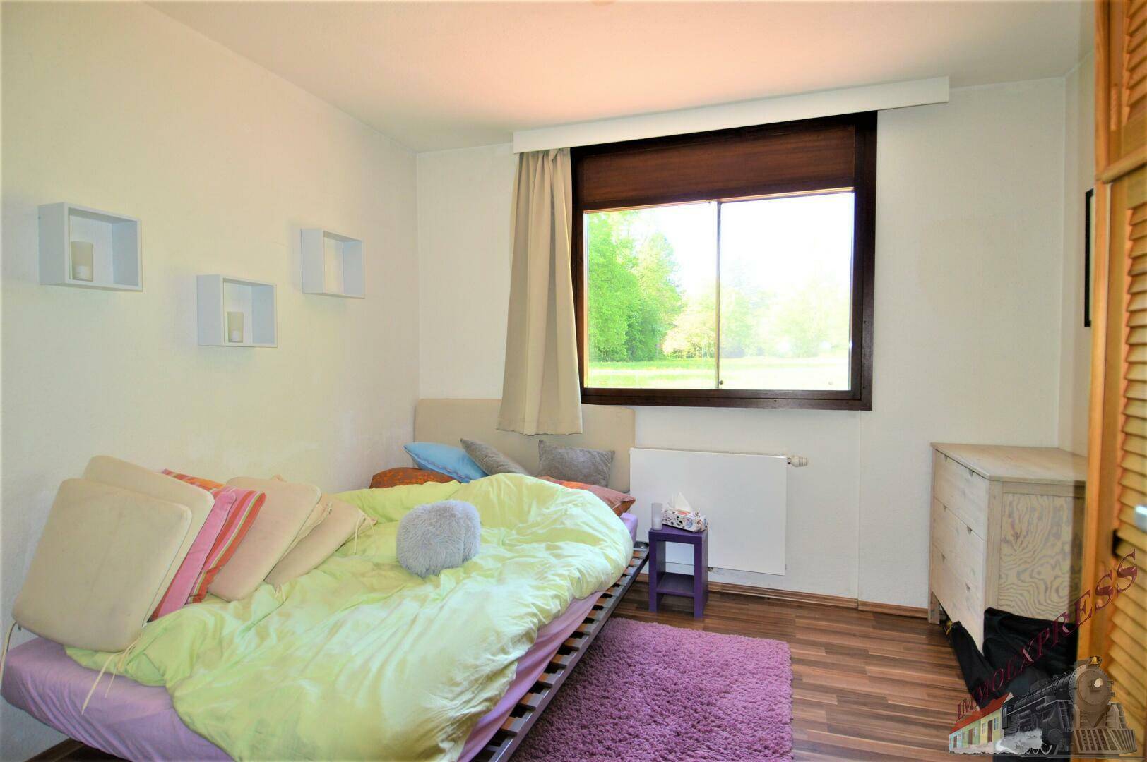 Kinderzimmer mit Einzelbett, Fenster und Blick ins Grüne, hell und freundlich gestaltet.