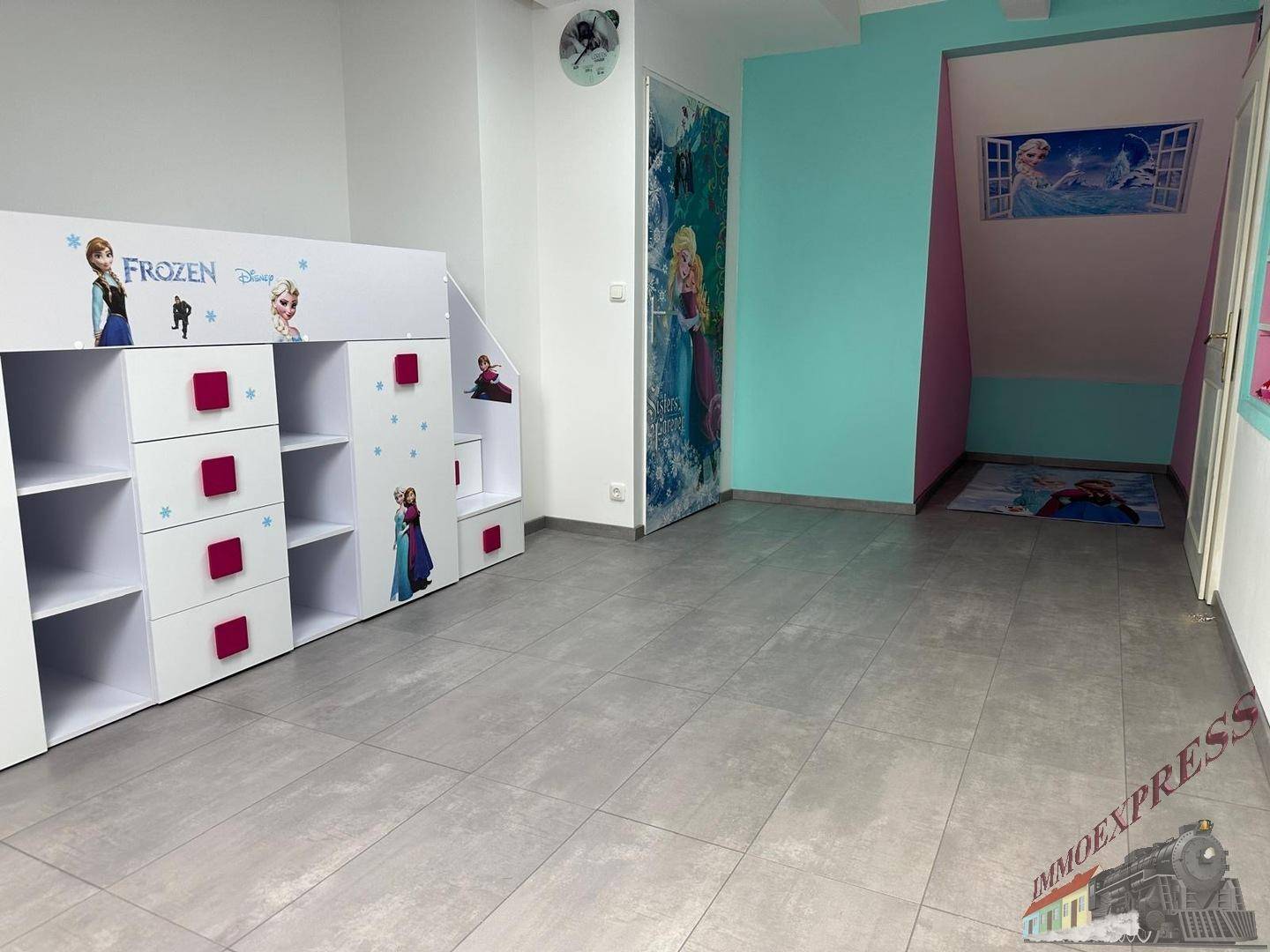 Farbenfrohes Kinderzimmer mit Spielmöbeln und bunten Wänden.