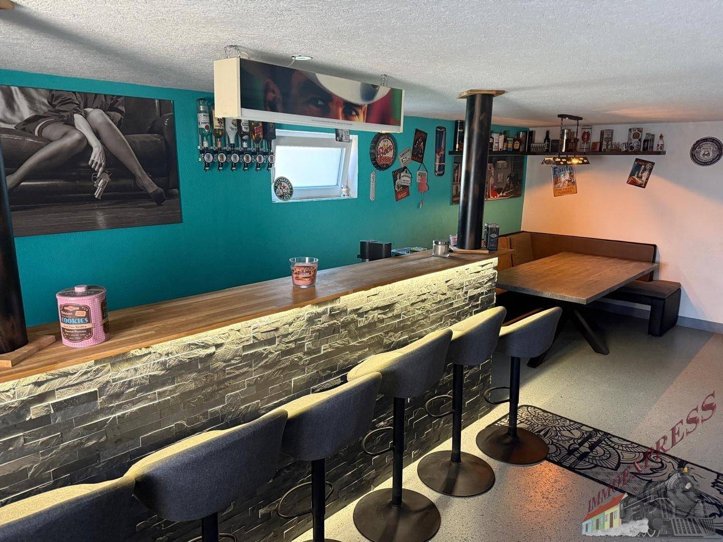 Unterhaltungsraum mit Bar, Hockern und Sitzecke im modernen Stil.
