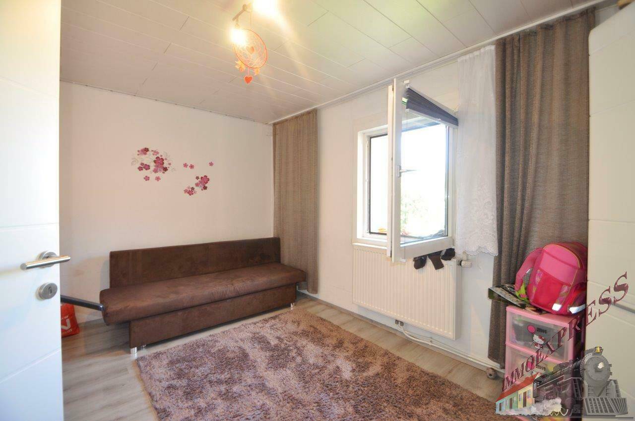 Renoviertes Wohnhaus- und moderner Neubau (Fertigstellungsarbeiten erforderlich) für zwei Familien - Mehr