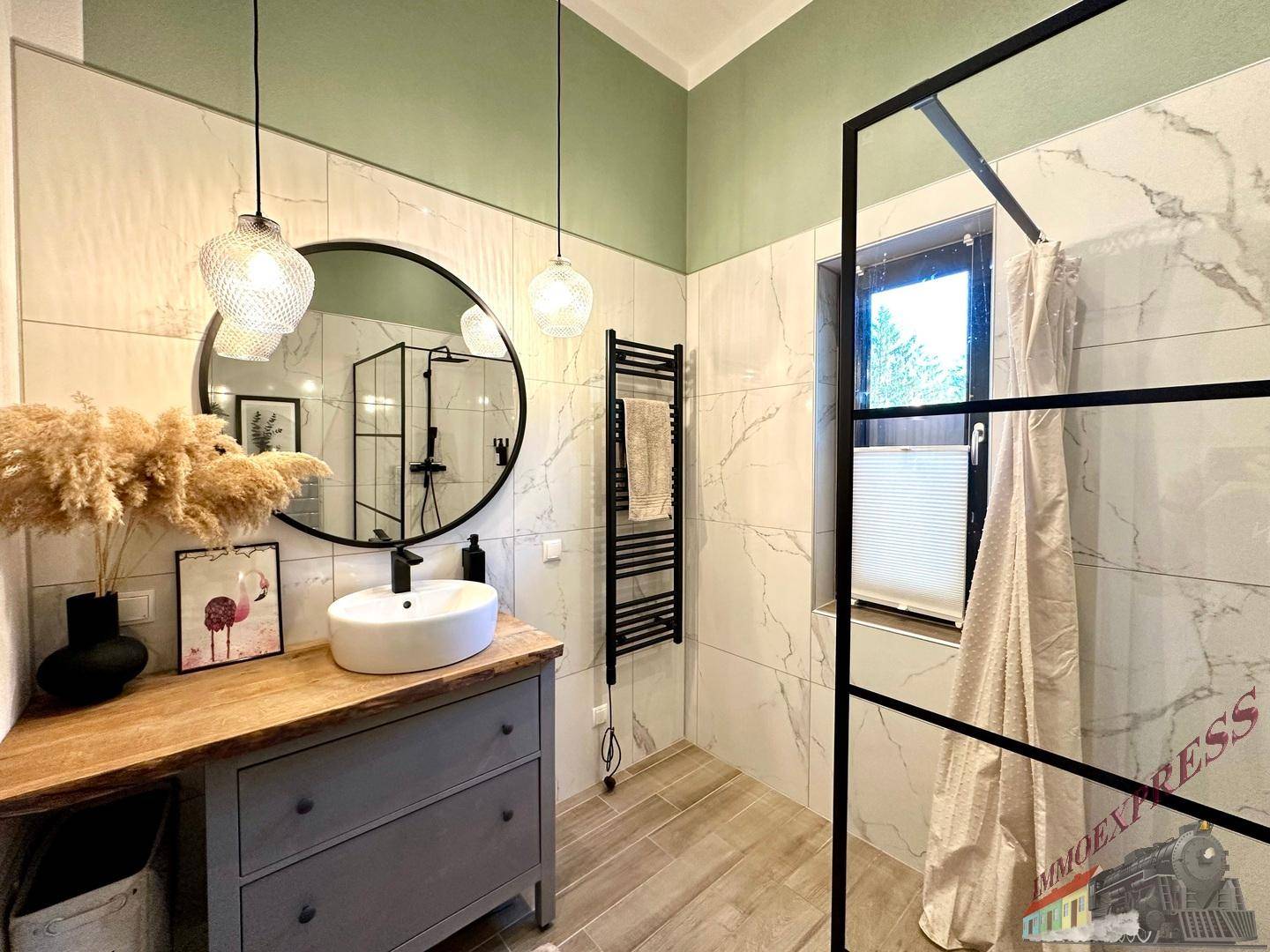 Modernes Badezimmer mit runden Spiegeln, Aufsatzwaschbecken und begehbarer Dusche.