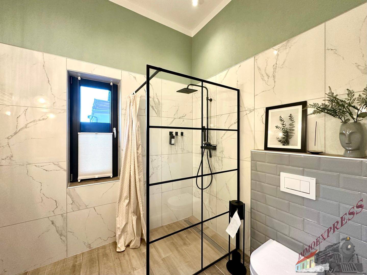 Elegantes Badezimmer mit begehbarer Dusche, Wand-WC und modernen Fliesen.