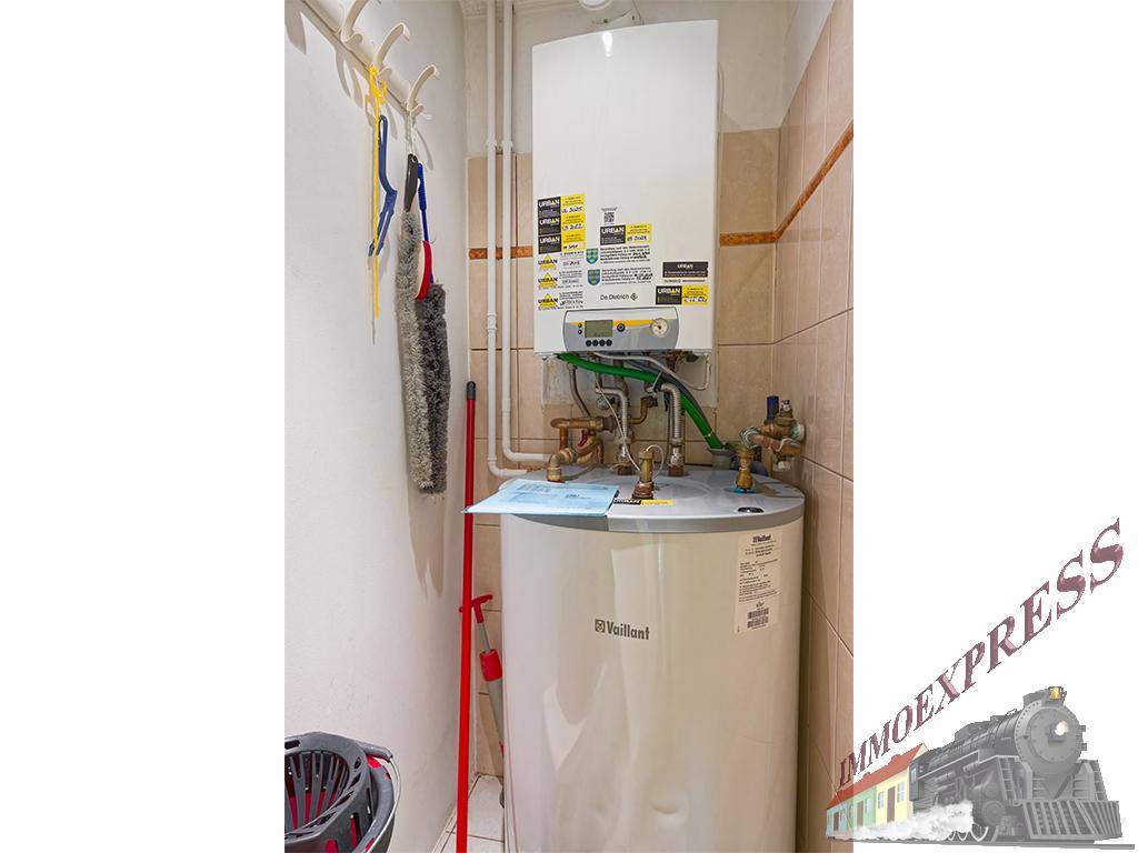 Hauswirtschaftsraum mit Warmwasserbereiter und Heizungsanlage, praktisch und aufgeräumt.