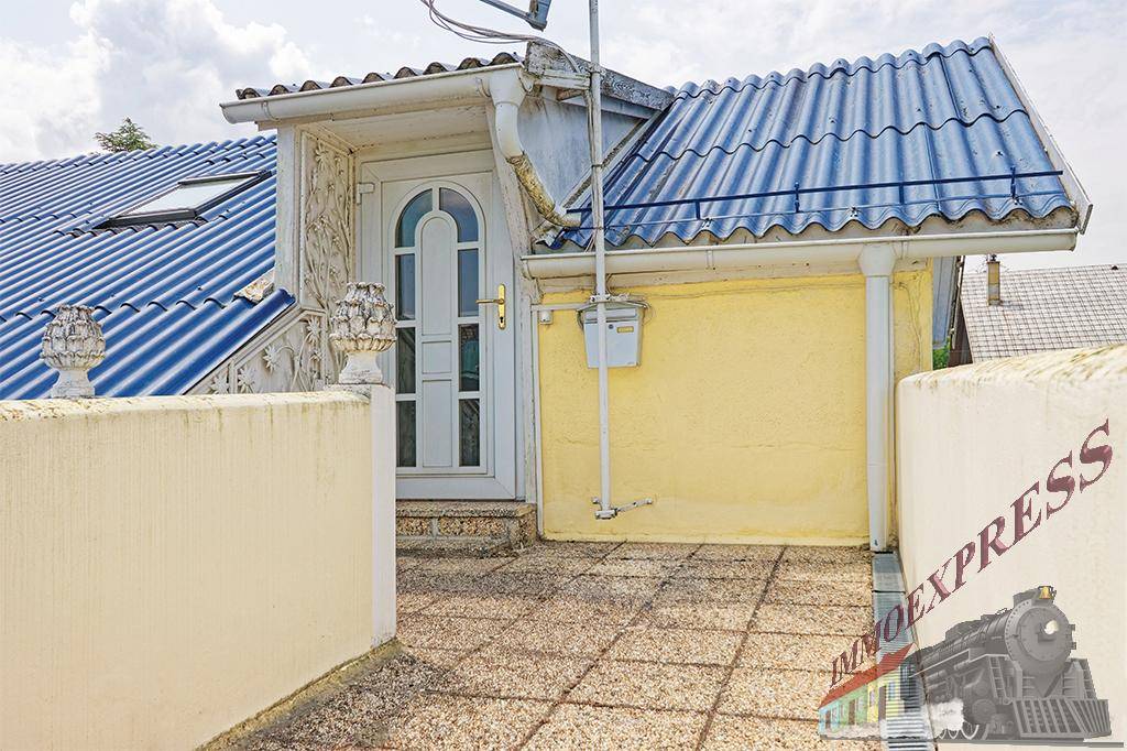 Kleine Dachterrasse mit Zugang zu einem Zimmer und blauer Wellblechbedachung, umgeben von Mauern.