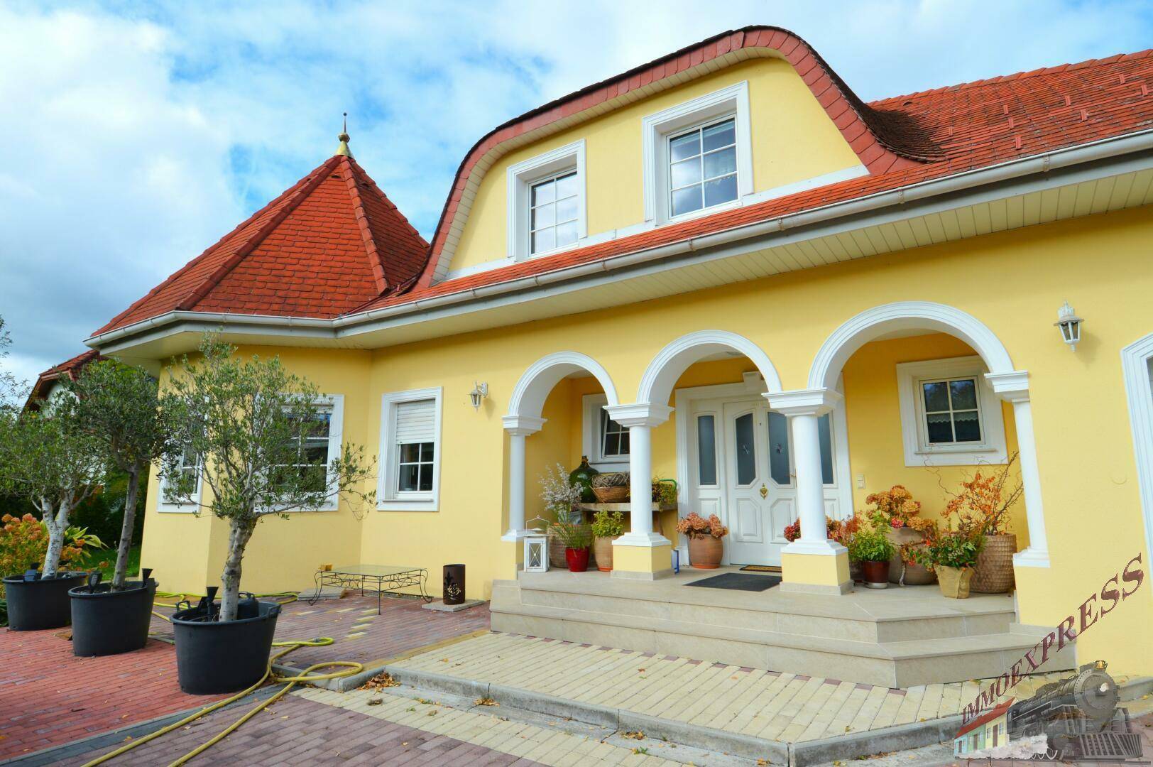 Repräsentatives Einfamilienhaus im italienischen Stil auf ca. 2.711 m² - Ansicht 2