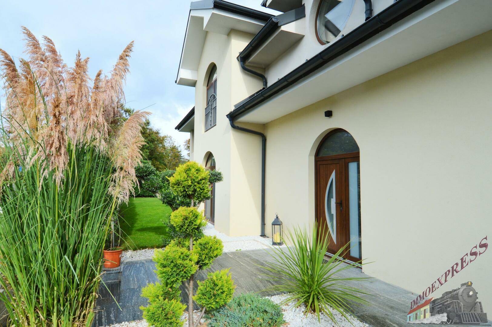 Hochwertiges Ein-/ Zweifamilienhaus mit separater Wohnung - Doppelgarage mit Fußbodenheizung - Ansicht 2