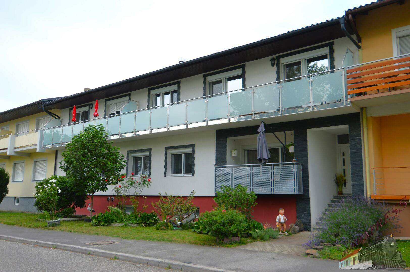 Wohngebäude mit mehreren Balkonen und einem ansprechenden Eingangsbereich.