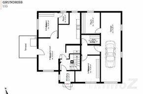 Grundriss des Untergeschosses mit Terrasse, Garage und mehreren Räumen.